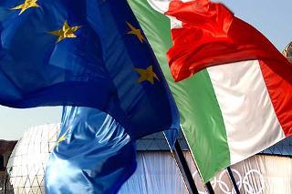La Bandiera Italiana e quella Europea accarezzano le strutture olimpiche al centro città, aspettando la cerimonia di apertura dei Giochi Olimpici Invernali