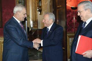 Il Presidente Ciampi saluta il Presidente del Senato Marcello Pera, al termine del colloquio. A fianco il Segretario generale del Quirinale Gaetano Gifuni
