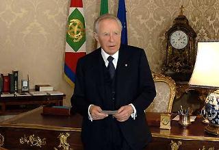 Il Presidente Ciampi durante l'annuncio dell'avvenuta firma del decreto di scioglimento delle Camere