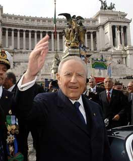 Il Presidente Ciampi, risponde al saluto dei presenti in Piazza Venezia dopo aver reso omaggio al Milite Ignoto