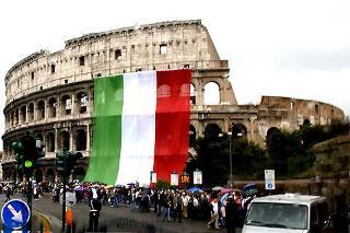 Un grande Tricolore fatto scendere dall'alto del Colosseo, in occasione dell'anniversario del Corpo dei Vigili del Fuoco, presente il Presidente Ciampi