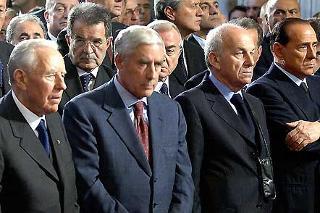 Il Presidente Ciampi durante i funerali delle vittime di Nassiriya. Nella foto con Marini, Bertinotti, Berlusconi e Prodi