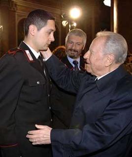 Il Presidente Ciampi conforta il fratello di Luca Polsinelli, Eugenio, al centro il papà Emilio, durante i funerali del giovane ucciso in Afghanistan.