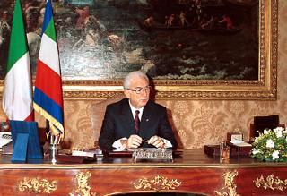 Il Presidente della Repubblica Francesco Cossiga nel suo studio al Quirinale