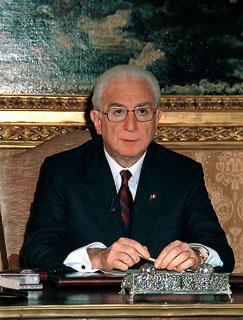 Il Presidente Francesco Cossiga, primo piano mentre siede alla scrivania del suo studio