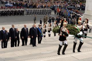 Deposizione - in forma ufficiale - di una corona d'alloro da parte del Presidente della Repubblica all'Altare della Patria in occasione del 61° anniversario della Liberazione