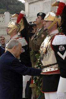 Deposizione - in forma ufficiale - di una corona d'alloro da parte del Presidente della Repubblica all'Altare della Patria in occasione del 61° anniversario della Liberazione