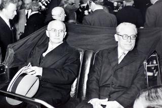 Il Presidente della Repubblica Luigi Einaudi sull'autovettura presidenziale con Giovanni Gronchi