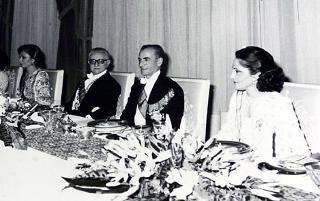 Il Presidente della Repubblica Giovanni Leone con Mohamed Reza Pahlevi, Scià di Persia, durante un pranzo ufficale