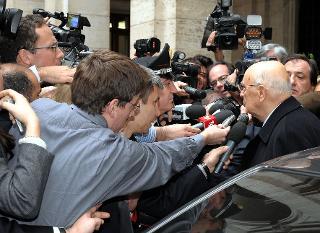 Il Presidente Giorgio Napolitano all'uscita da Palazzo Koch, al termine del Convegno organizzato dalla Banca d'Italia &quot;Il Mezzogiorno e la politica economica dell'Italia&quot;