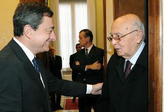 Il Presidente Giorgio Napolitano al suo arrivo a Palazzo Koch, accolto da Mario Draghi, Governatore della Banca d'Italia, in occasione del Convegno &quot;Il Mezzogiorno e la politica economica dell'Italia&quot;