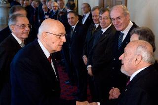 Il Presidente Giorgio Napolitano, con a fianco il Presidente dell'Accademia Nazionale dei Lincei Lamberto Maffei, saluta i nuovi Soci dell'Accademia