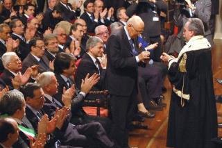 Il Presidente Giorgio Napolitano riceve il primo sigillo dell'Università con l'intitolazione ad Aldo Moro