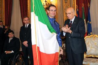 Il Presidente Giorgio Napolitano consegna la Bandiera italiana a Giorgio Di Centa, Alfiere della squadra olimpica
