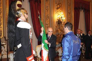 Il Presidente della Repubblica Giorgio Napolitano consegna la Bandiera Italiana all'Alfiere della squadra olimpica