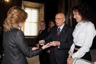 Il Presidente Giorgio Napolitano consegna il Premio Leonardo Qualità Italia 2009 a Anna Maria Artoni, Vice Presidente di Artoni Group in occasione della Giornata della Qualità Italia