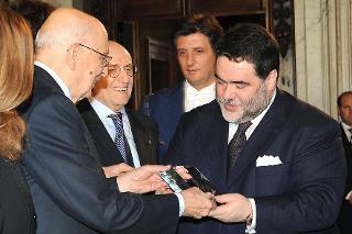 Il Presidente Giorgio Napolitano consegna il premio Leonardo International 2009 al Dott. Mikhail Kusnirovich, proprietario dei Magazzini Gum e Presidente della Società Bosco di Ciliegi