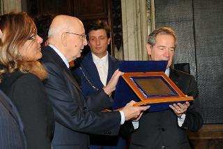 Il Presidente Giorgio Napolitano consegna il premio Speciale 2009 a Guido Bertolaso assegnato al Servizio Nazionale della Protezione Civile in occasione della Giornata Qualità Italia