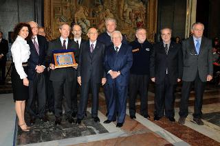 Il Presidente Giorgio Napolitano con una rappresentanza delle componenti storiche del Servizio Nazionale della Protezione Civile a cui è stato consegnato il Premio Speciale 2009