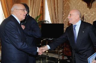 Il Presidente Giorgio Napolitano accoglie l'Amb. Umberto Vattani, Presidente dell'Associazione Villa Vigoni