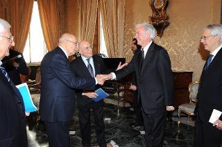 Il Presidente della Repubblica Giorgio Napolitano accoglie nel suo studio una delegazione dell'Associazione Villa Vigoni
