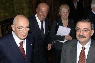 Il Presidente con i Ministri Fabio Mussi, Livia Turco ed il Prof. Umberto Veronesi, in occasione della cerimonia per la Giornata Nazionale per la Ricerca sul Cancro