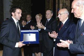 Il Presidente Giorgio Napolitano plaude Alessandro del Piero che ha ricevuto il Premio &quot;Credere nella Ricerca&quot; attribuito dall'Associazione Nazionale per la Ricerca sul Cancro nel corso della cerimonia al Quirinale