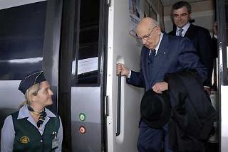 Il Presidente Giorgio Napolitano all'arrivo nella stazione di centrale, nella foto con Mauro Moretti, Amministratore Delegato della Società Ferrovie dello Stato