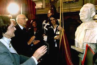 Il Presidente Giorgio Napolitano con Donna Vittoria Leone durante la cerimonia di scoprimento del busto marmoreo intitolato al Presidente Giovanni Leone nel Gran Salone dei Busti del Palazzo di Giustizia di Castel Capuano