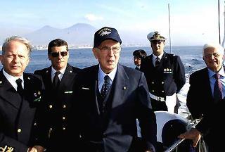 Il Presidente Giorgio Napolitano con il Segretario generale del Quirinale, Donato Marra durante il trasferimento da Ercolano al porto