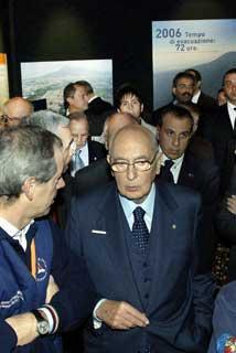 Il Presidente Giorgio Napolitano, accompagnato da Guido Bertolaso, Capo del Dipartimento della Protezione Civile durante la visita alla Mostra sul Vesuvio
