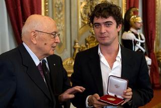 Il Presidente Giorgio Napolitano consegna il Premio &quot;Vittorio De Sica&quot; per il cinema italiano a Riccardo Scamarcio