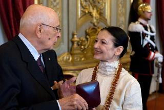 Il Presidente Giorgio Napolitano consegna il Premio &quot;Vittorio De Sica&quot; per la danza a Carla Fracci