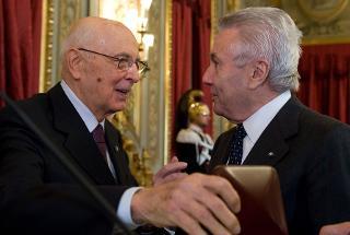 Il Presidente Giorgio Napolitano consegna il Premio &quot;Vittorio De Sica&quot; per la letteratura a Nino Alberto Arbasino