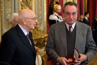 Il Presidente Giorgio Napolitano consegna il Premio &quot;Vittorio De Sica&quot; per il teatro a Luca De Filippo