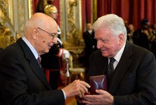 Il Presidente Giorgio Napolitano consegna il Premio &quot;Vittorio De Sica&quot; per il sociale a Sergio Zavoli