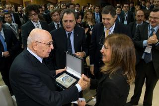 Il Presidente Giorgio Napolitano riceve la targa &quot;Centenario Confindustria&quot; dal Presidente della fondazione Emma Marcegaglia, in occasione della cerimonia di presentazione del progetto &quot;100 Giovani per 100 Anni&quot;