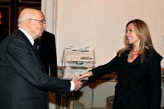 Il Presidente Giorgio Napolitano con la Sig.ra Trinidad Jimenez, Ministro spagnolo degli Affari Esteri e della Cooperazione, in occasione dell'incontro con i partecipanti all'11^ edizione del Foro di dialogo Italia - Spagna