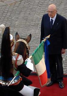 Il Presidente Giorgio Napolitano passa in rassegna un reparto di interforze, al suo arrivo, in occasione dell'insediamento