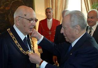 Il Presidente Giorgio Napolitano riceve dal Presidente Carlo Azeglio Ciampi le insegne di Cavaliere di Gran Croce decorato di Gran Cordone dell'OMRI