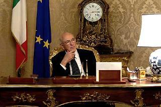 Il Presidente Giorgio Napolitano al suo tavolo di lavoro nello studio alla Vetrata