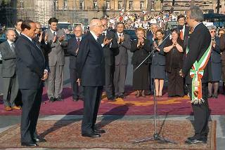Il Presidente Giorgio Napolitano riceve il saluto dal Sindaco di Roma Walter Veltroni, dopo aver deposto una corona d'alloro sulla Tomba del Milite Ignoto