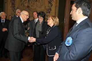 Il Presidente Giorgio Napolitano con una rappresentanza di familiari delle vittime del terrorismo in occasione della cerimonia del Giorno della Memoria