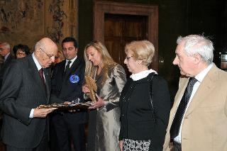 Il Presidente Giorgio Napolitano con una rappresentanza di familiari di vittime del terrorismo in occasione della cerimonia del Giorno della Memoria