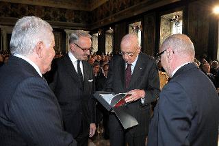 Il Presidente Giorgio Napolitano riceve la prima copia del volume &quot;Nel loro segno&quot; in occasione della cerimonia del Giorno della Memoria dedicato alle vittime del terrorismo