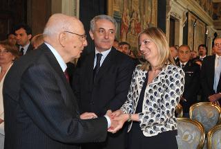 Il Presidente Giorgio Napolitano con la Signora Rosa Calipari nel Salone dei Corazzieri in occasione della cerimonia del Giorno della Memoria dedicato alle vittime del terrorismo