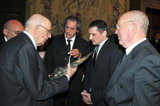 Il Presidente Giorgio Napolitano riceve la stele realizzata da Antonio di Campli in onore del magistrato Mario Amato.