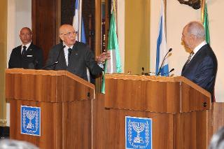 Il Presidente Giorgio Napolitano e il Presidente della Stato di Israele, Shimon Peres nel corso delle dichiarazioni alla stampa al termine dei colloqui