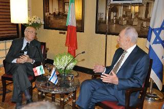 Il Presidente Giorgio Napolitano con Shimon Peres, Presidente dello Stato d'Israele, durante i colloqui
