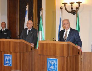 Il Presidente della Repubblica Giorgio Napolitano e il Presidente dello Stato d'Israele Shimon Peres, durante le dichiarazioni alla stampa